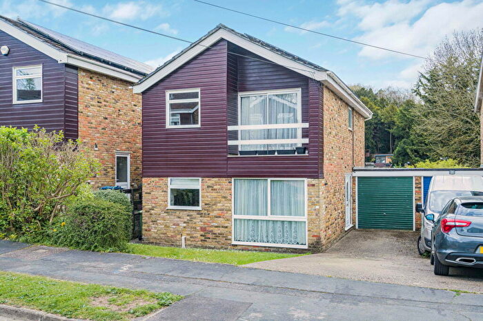 4 Bedroom Link Detached House For Sale In Highwoods Drive, Marlow, SL7