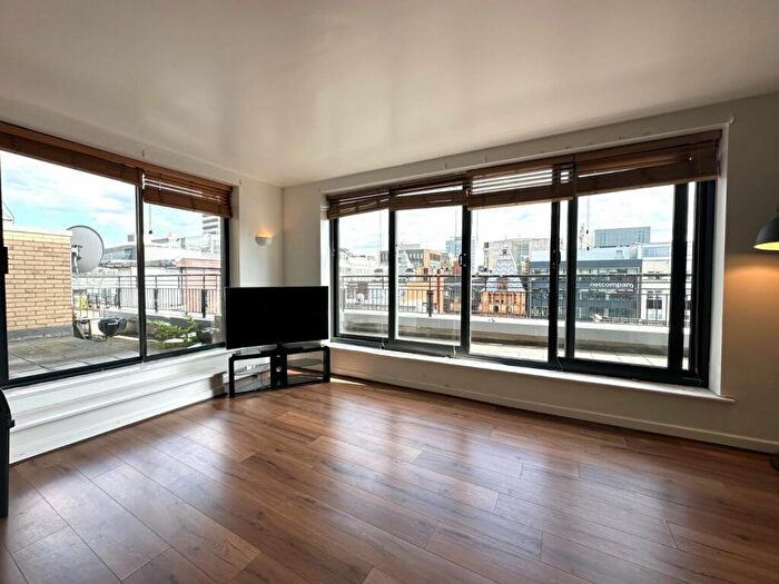 2 Bedroom Flat To Rent In South Parade, Leeds, West Yorkshire, LS1