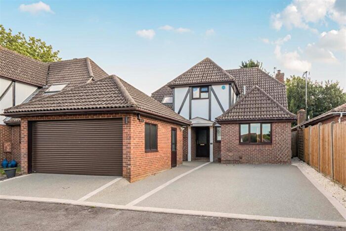 4 Bedroom Detached House For Sale In Segensworth Road, Fareham, PO15