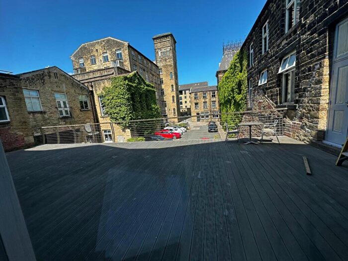 2 Bedroom Apartment For Sale In Plover Road, Lindley, Huddersfield, HD3