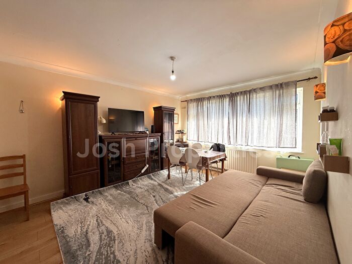 2 Bedroom Flat To Rent In Snakes Lane West, Woodford Green, IG8