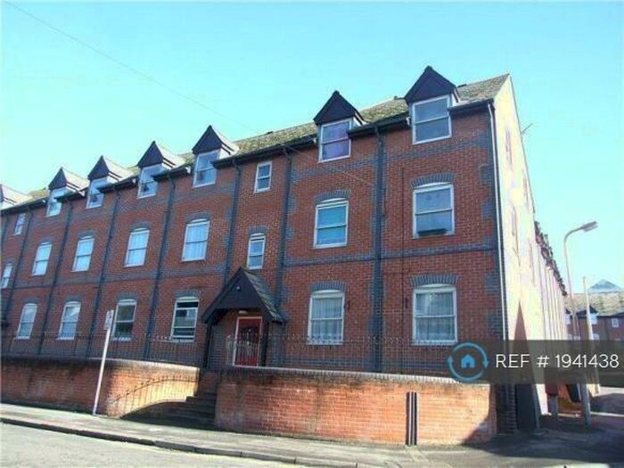 2 Bedroom Flat To Rent In Lynden Mews, Reading, RG2