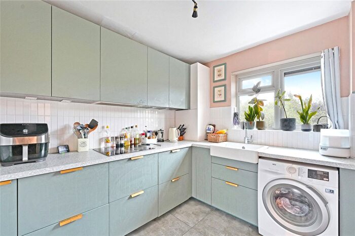 2 Bedroom Flat To Rent In Avon Road, Walthamstow, London, E17