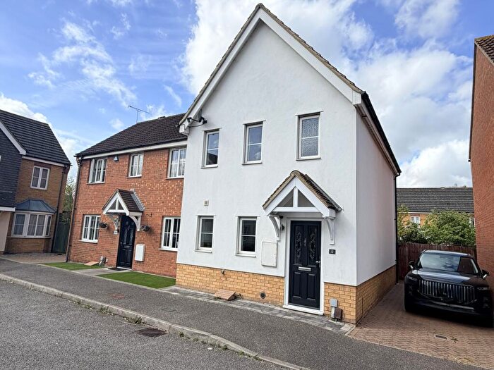 3 Bedroom Semi Detached House For Sale In Hodges Close, Chafford Hundred, Essex, RM16