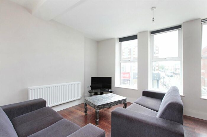 2 Bedroom Flat To Rent In St John's Road, Battersea, SW11