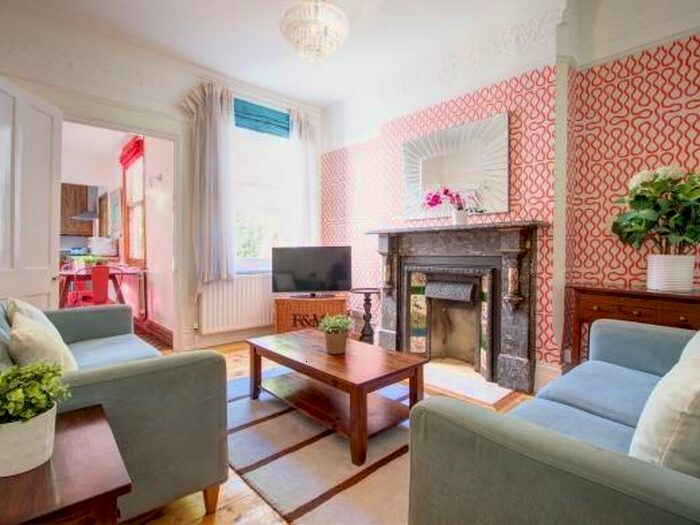 6 Bedroom Terraced House To Rent In Seely Road, Nottingham, NG7