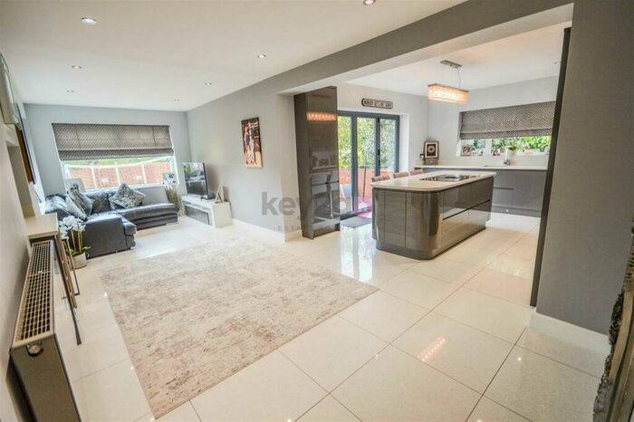 4 Bedroom Detached Bungalow For Sale In Dowcarr Lane, Harthill, Sheffield, S26