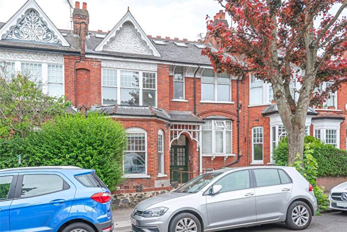 3 Bedroom Apartment For Sale In Dukes Avenue, London, N10