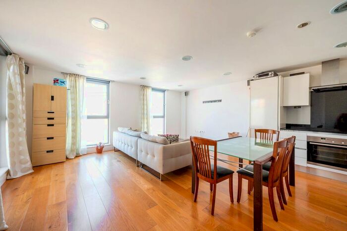 2 Bedroom Flat To Rent In Upper Richmond Road, East Putney, London, SW15