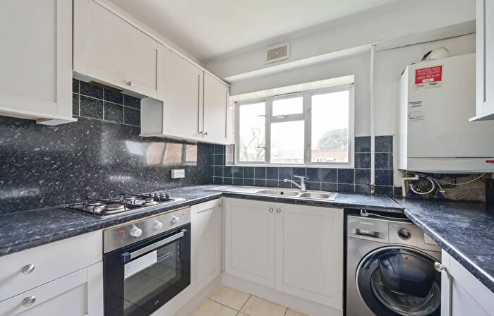 3 Bedroom Flat To Rent In Gap Road, London, SW19