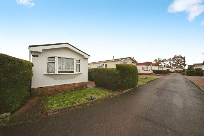 2 Bedroom Park Home For Sale In Little Meadow, Luton, LU1