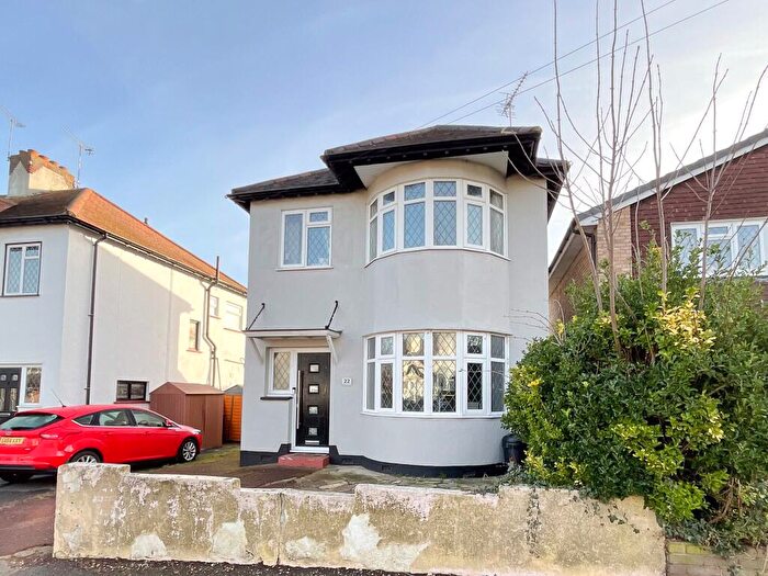 3 Bedroom Detached House For Sale In Birchwood Drive, Leigh-on-Sea, SS9