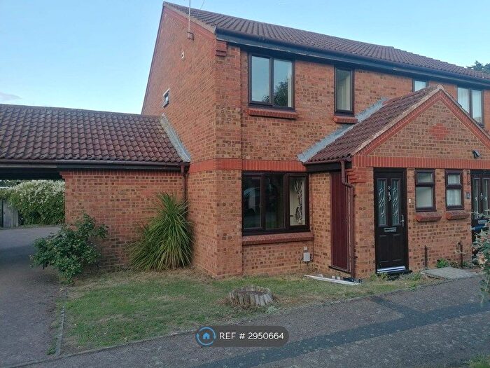 3 Bedroom End Of Terrace House To Rent In Highfields Close, Dunstable, LU5
