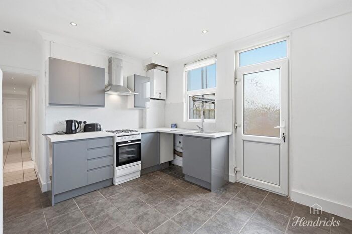 2 Bedroom Flat For Sale In Shakespeare Drive, Westcliff-On-Sea, SS0