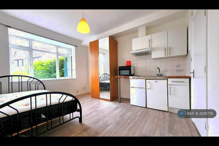 Studio To Rent In Woodstock Avenue, London, NW11