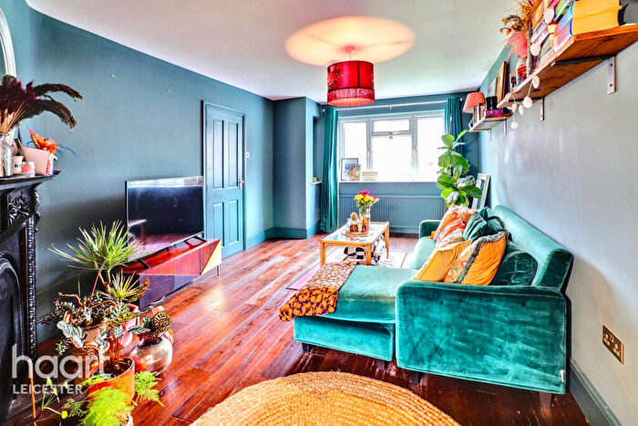 3 Bedroom Semi-Detached House For Sale In Barngate Close, Leicester, LE4