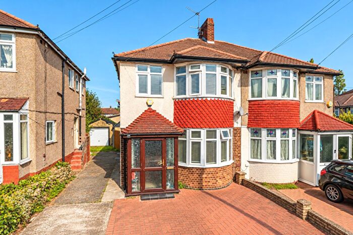 3 Bedroom Semi-Detached House For Sale In Winsford Road, London, SE6