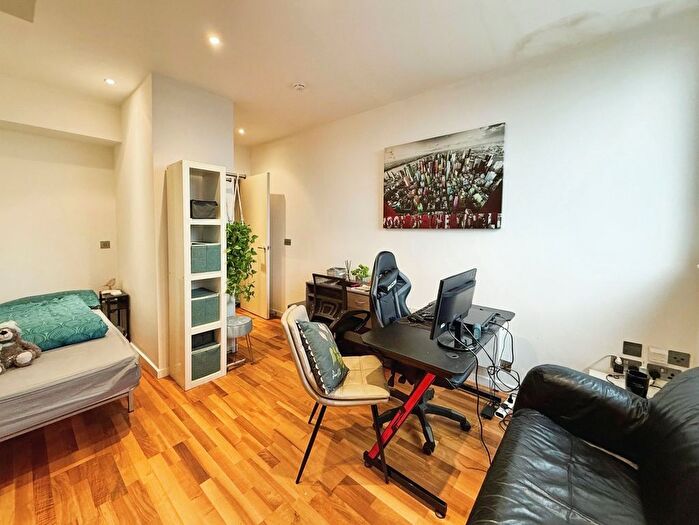 1 Bedroom Flat To Rent In West Point, Wellington Street, Leeds, West Yorkshire, LS1