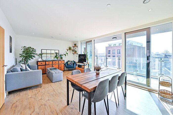 2 Bedroom Flat To Rent In Danson Mews, Elephant And Castle, London, SE17