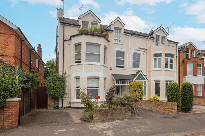 2 Bedroom Flat For Sale In Glamorgan Road, Hampton Wick, KT1