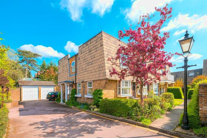 2 Bedroom Mews To Rent In High Road, Buckhurst Hill, IG9