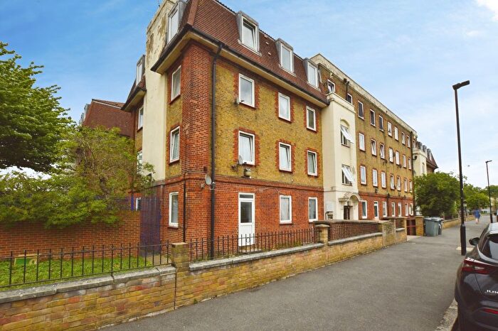 3 Bedroom Flat For Sale In Milner Road, London, E15