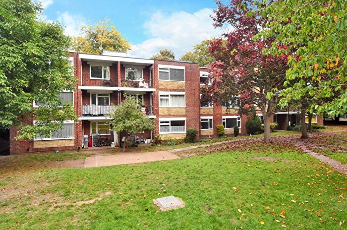 2 Bedroom Flat For Sale In Woodcote Road, Wallington, SM6
