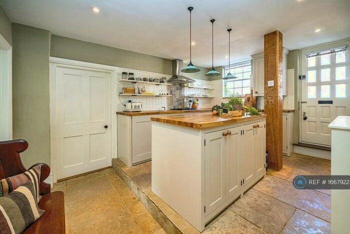 2 Bedroom Flat To Rent In Rectory Road, Taplow, SL6