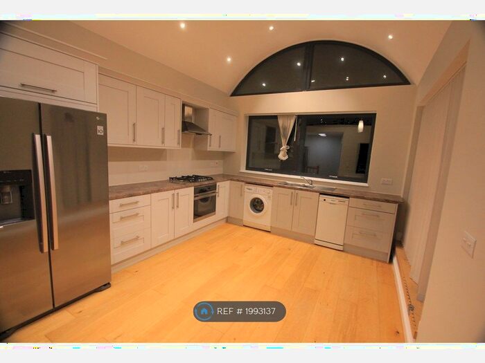 2 Bedroom Flat To Rent In Laitwood Road, London, SW12