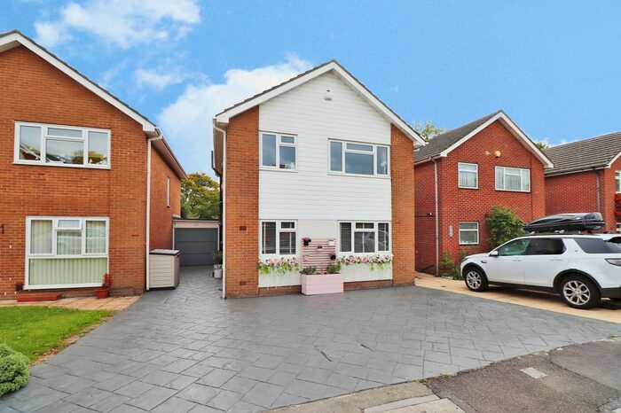 4 Bedroom Detached House To Rent In Oakham Drive, Bromley, BR2