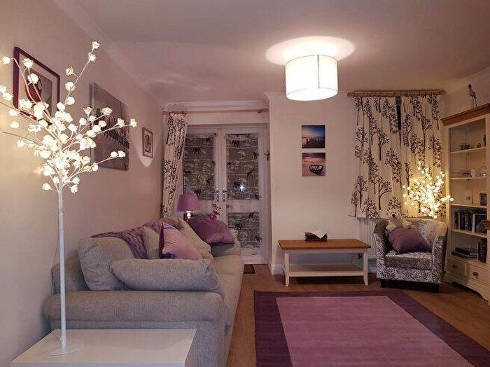 2 Bedroom Flat To Rent In School Hill, GU10