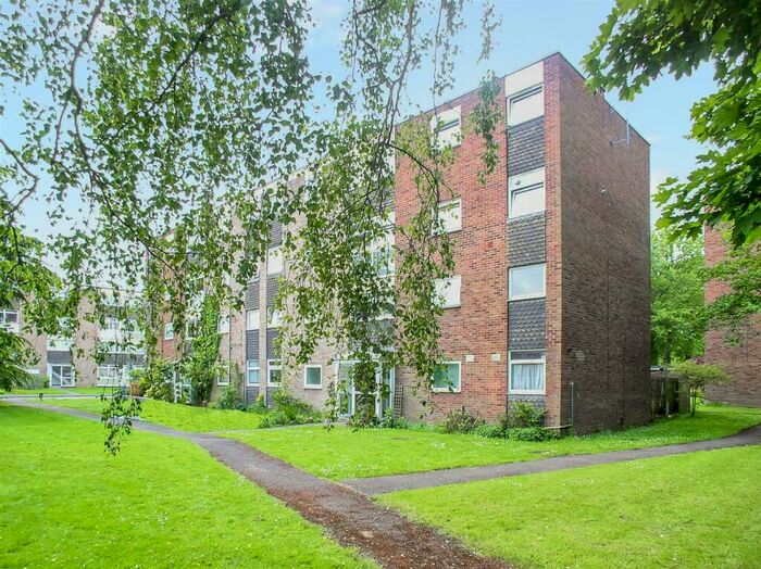 1 Bedroom Flat To Rent In Trafalgar Drive, Walton On Thames, Surrey, KT12