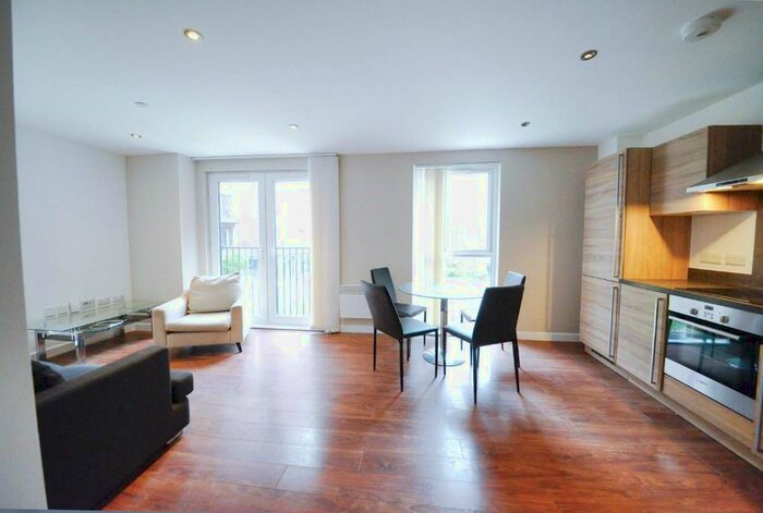 3 Bedroom Flat To Rent In Sillavan Way, Salford, M3