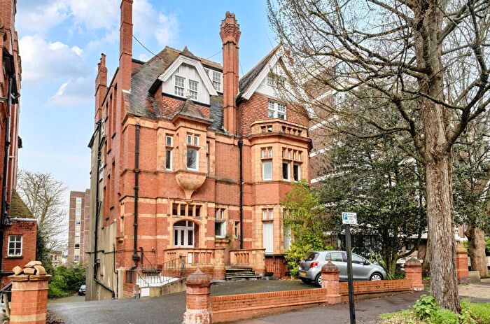 3 Bedroom Flat To Rent In The Drive, Hove, BN3