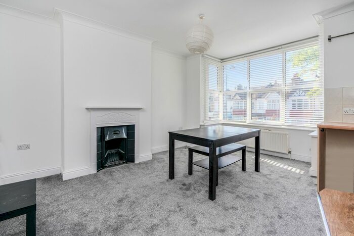 3 Bedroom Flat To Rent In Northfield Avenue, London, W13
