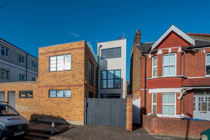 3 Bedroom Detached House For Sale In Havana Road, Earlsfield, London, SW19