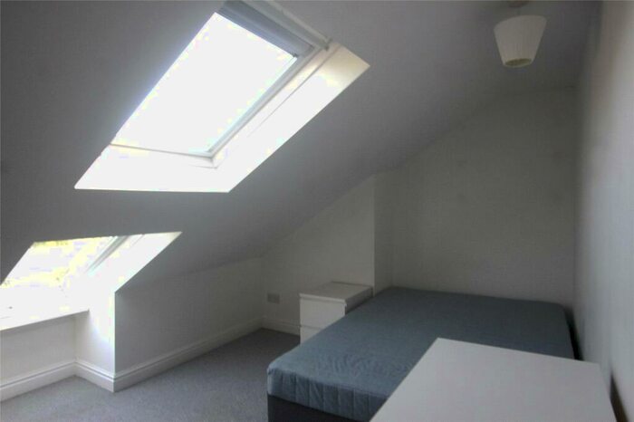 Terraced House To Rent In Catford Hill, London, SE6