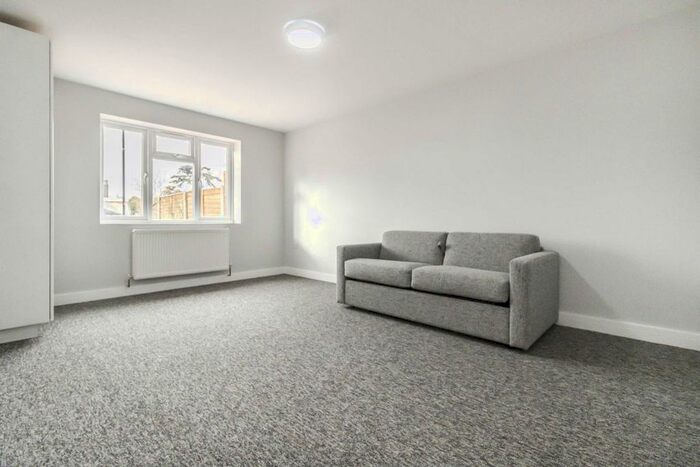 Studio To Rent In Main Street, Feltham, TW13