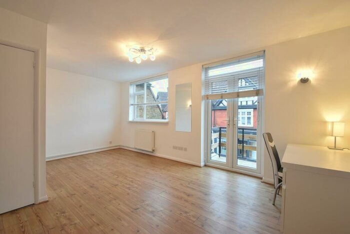 3 Bedroom Duplex To Rent In Church Street, Weybridge, KT13