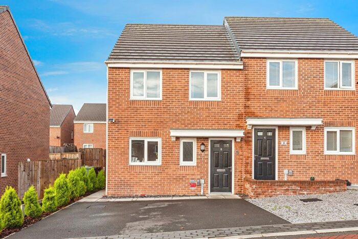 3 Bedroom Semi-detached House For Sale In Weaver Court, Wakefield, WF2
