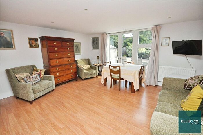 2 Bedroom Flat For Sale In The Grove, Finchley, N3