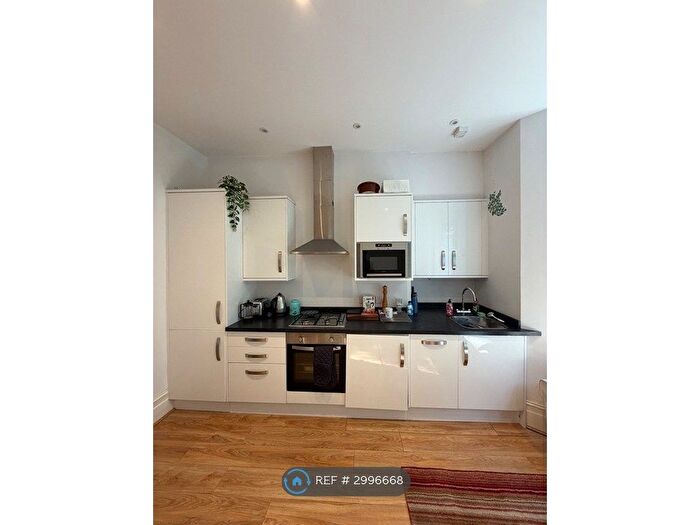 2 Bedroom Flat To Rent In Thorney Hedge Road, London, W4