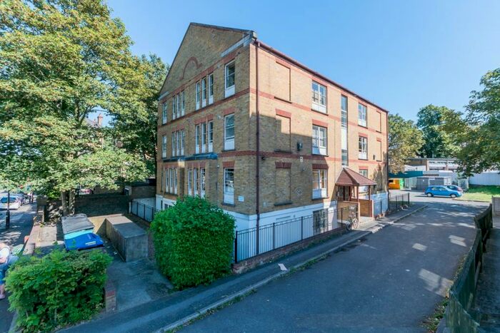 1 Bedroom Flat To Rent In The Gardens London, SE22