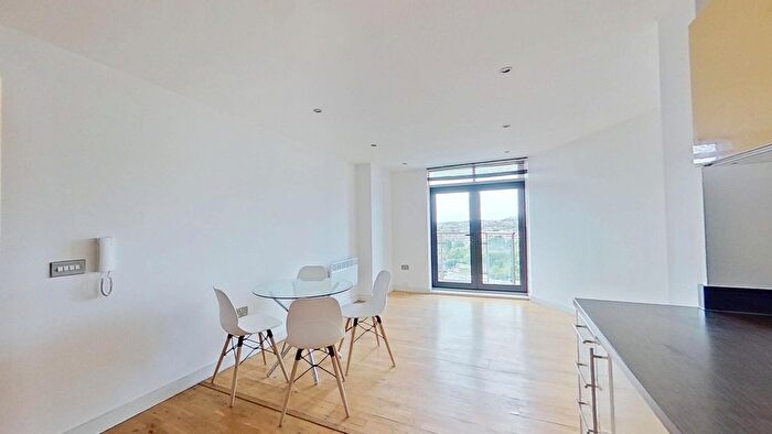 2 Bedroom Flat To Rent In Gotts Road, Leeds, LS12