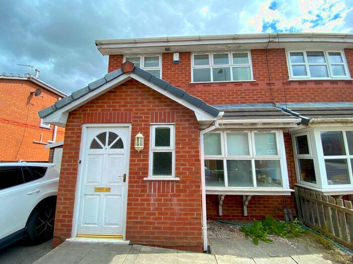 3 Bedroom Semi-Detached House To Rent In Bolton Road, Wigan, WN4
