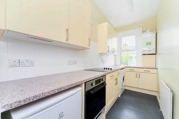 2 Bedroom Flat To Rent In Roxwell Road, London, W12