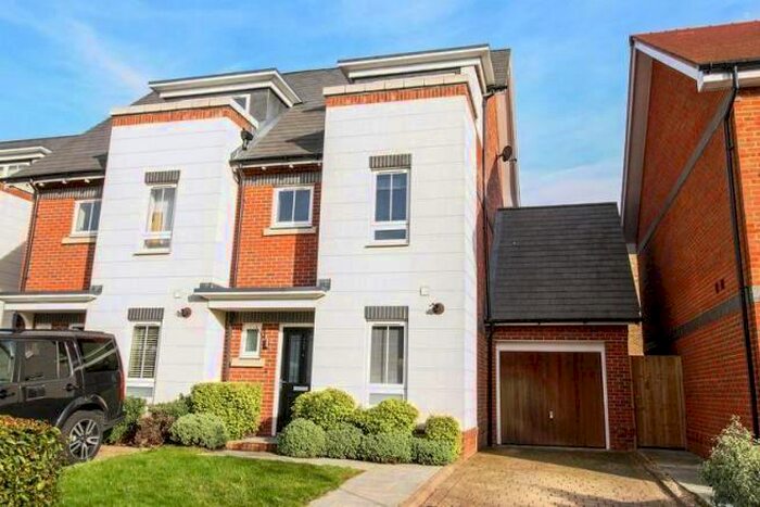 3 Bedroom Apartment To Rent In Blackamoor Lane, Maidenhead, SL6