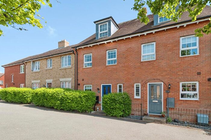 3 Bedroom Town House For Sale In Whitehead Way, Buckingham, MK18