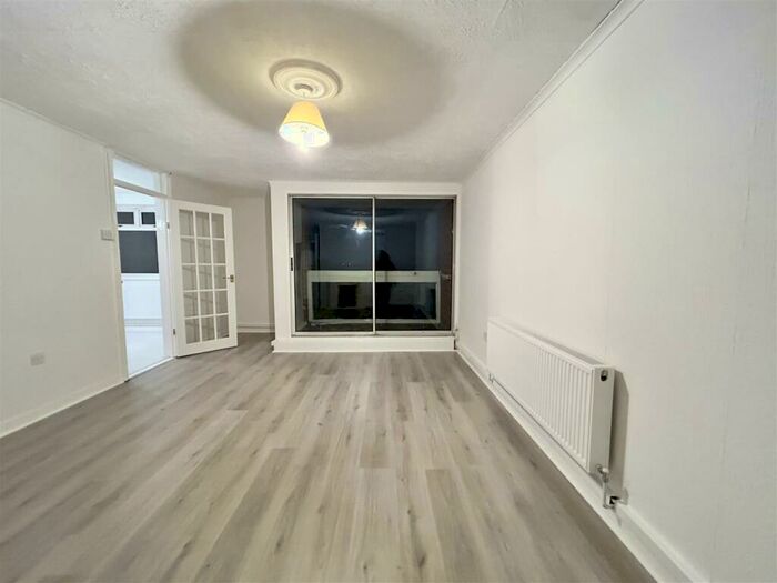 2 Bedroom Flat To Rent In Barn Mead, Harlow, CM18