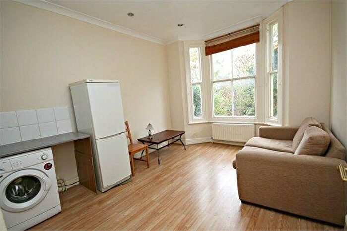 3 Bedroom Flat To Rent In Blenheim Gardens, Willesden Green, NW2